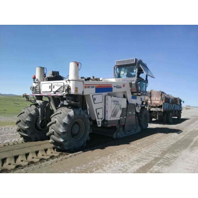 冷再生機在新疆烏魯木齊中鐵三局